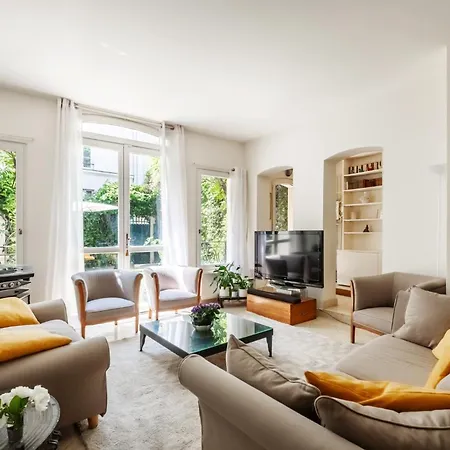 Veeve - Gilded Garden Splendour Apartment Paris